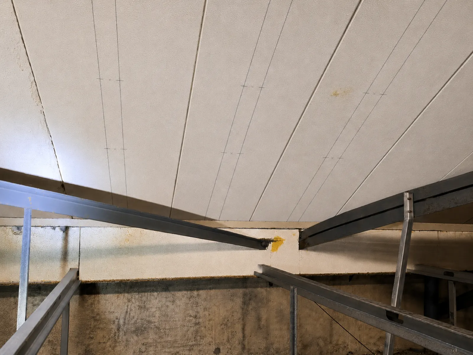 RAAC roof planks with temporary steel props below